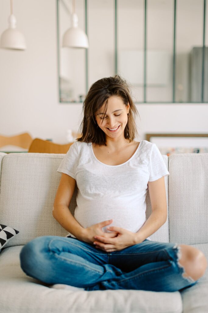 pregnant woman smiling in maternity session in paris